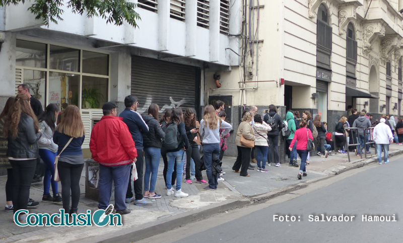 ¡Teatrazo! Decenas de rosarinos hicieron cola por entradas a $100