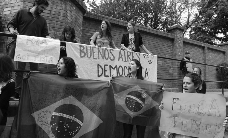 Macri junto a Temer, en medio de una protesta en la residencia de Olivos