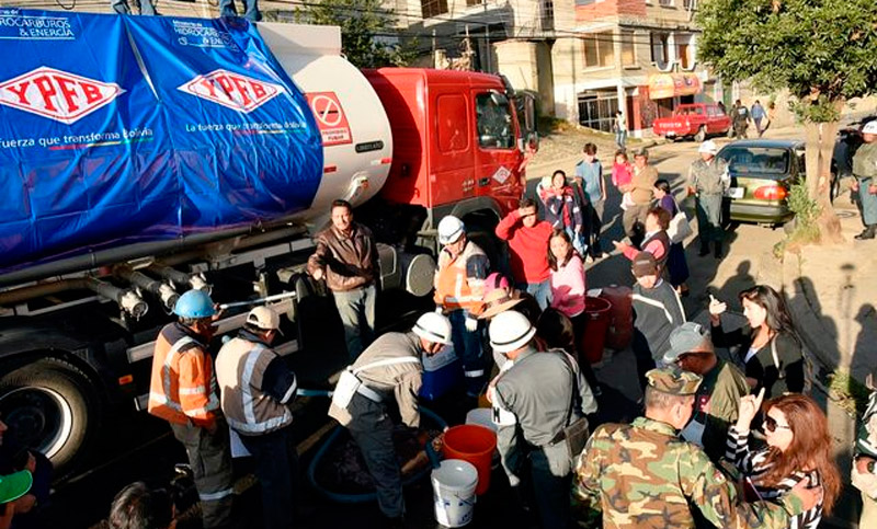 Alertan por el uso de tanques de gasolina para distribución de agua en Bolivia