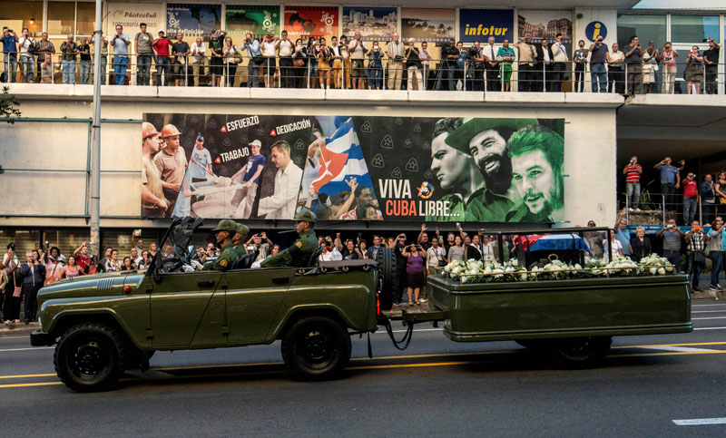 La urna con los restos de Fidel marcharon en caravana hacia Santiago de Cuba
