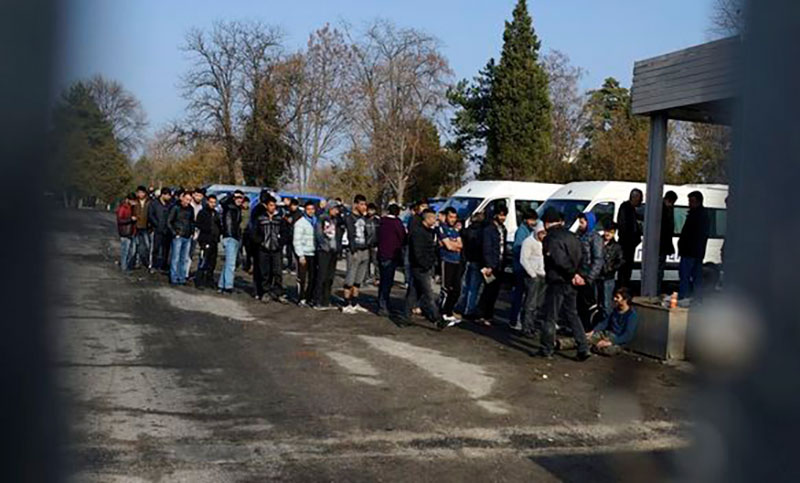 Disturbios en un centro para refugiados de Bulgaria dejan 400 inmigrantes detenidos y 24 policías heridos