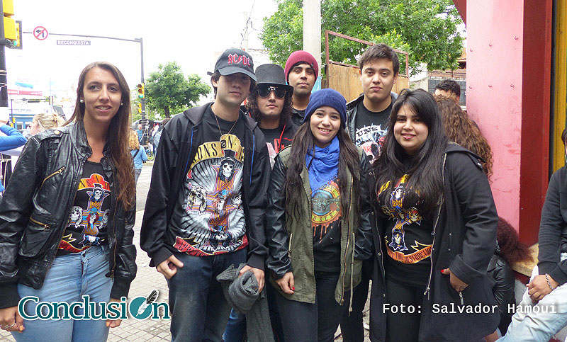 Los fanáticos de los Guns ya viven el esperado show en Rosario