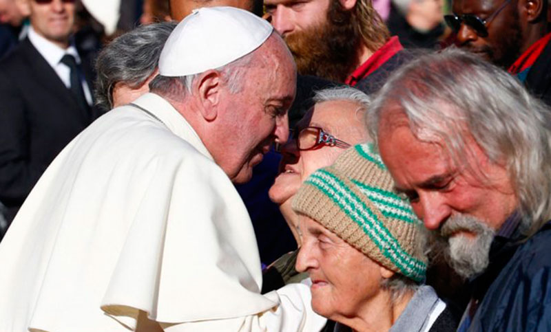 El Papa recibió en Roma a mendigos con tratamiento «VIP» y les pide no perder la dignidad