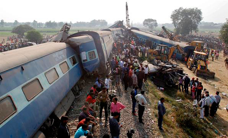 Al menos 120 muertos tras descarrilarse varios vagones de un tren en India