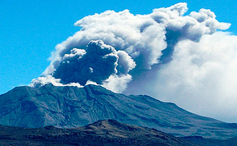 Volcán peruano Sabancaya inicia proceso eruptivo tras 18 años de silencio
