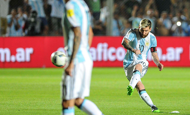 La selección no genera, pero con Messi encendido alcanza