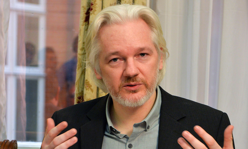 Assange: «Los países promotores del EI patrocinan la Fundación Clinton»