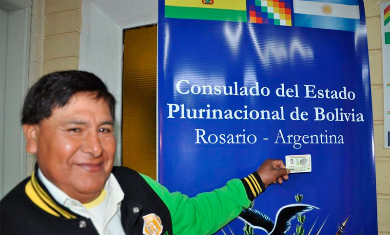 Tras 40 años sin documento, Pedro Pérez Huallpa, yesero boliviano en Rosario, recibe su Cédula de Identidad