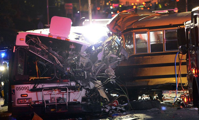 Seis muertos y diez heridos al estrellarse un bus escolar en EE.UU