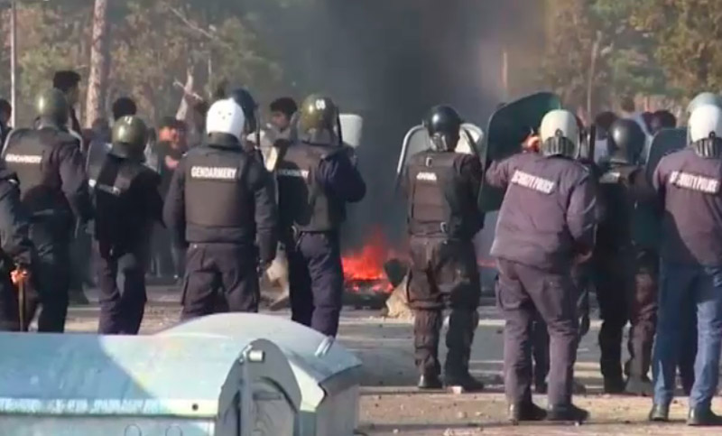 Al menos 400 detenidos y 24 policías heridos en un centro para inmigrantes en Bulgaria