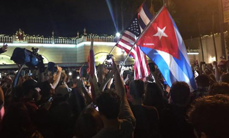 Miami festeja la muerte de Fidel al grito de «¡Cuba libre!»