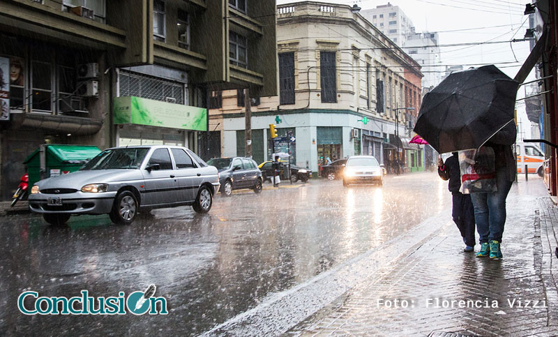 Rosario gris: lluvia torrencial y alerta meteorológico por fuertes tormentas