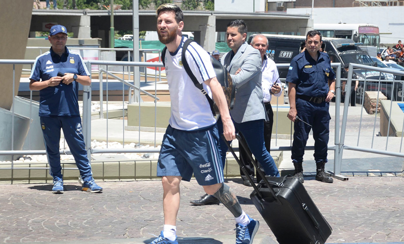 Messi se descompuso en pleno vuelo de la selección a San Juan