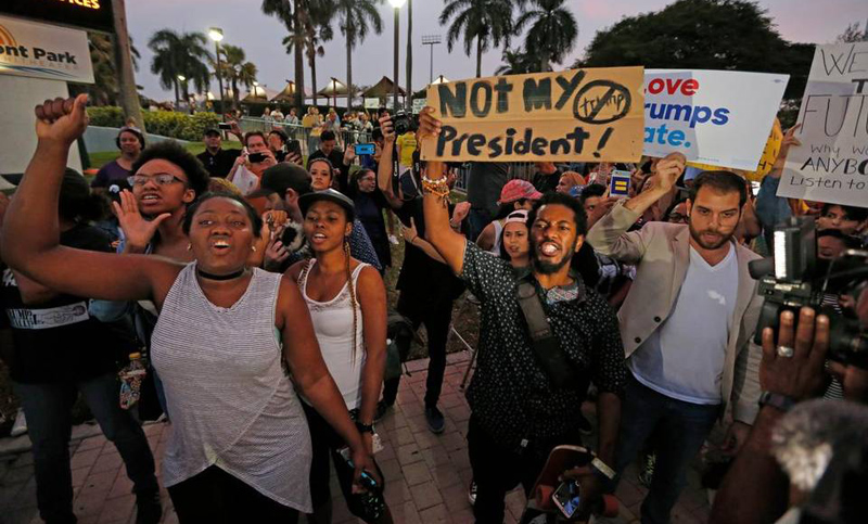 Manifestación anti-Trump en Miami convocó a unas 3.000 personas