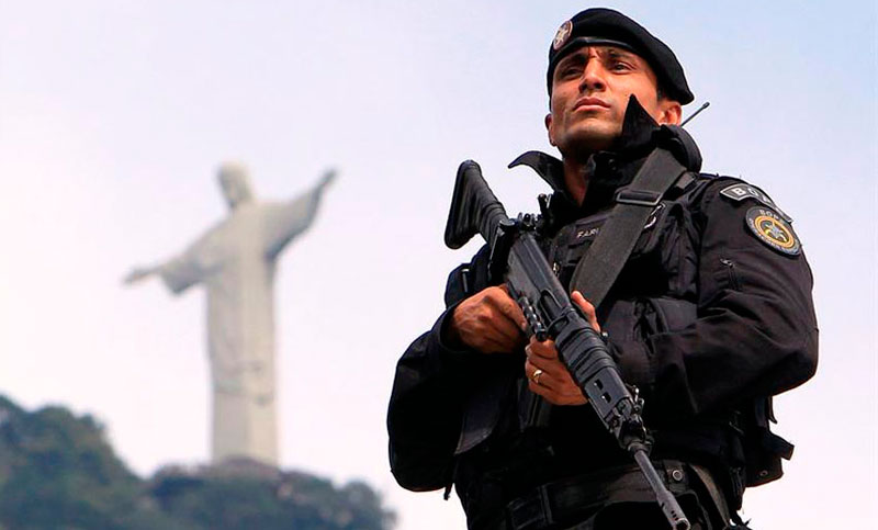 Brasil en crisis: la policía de Río recibe donaciones hasta de papel higiénico