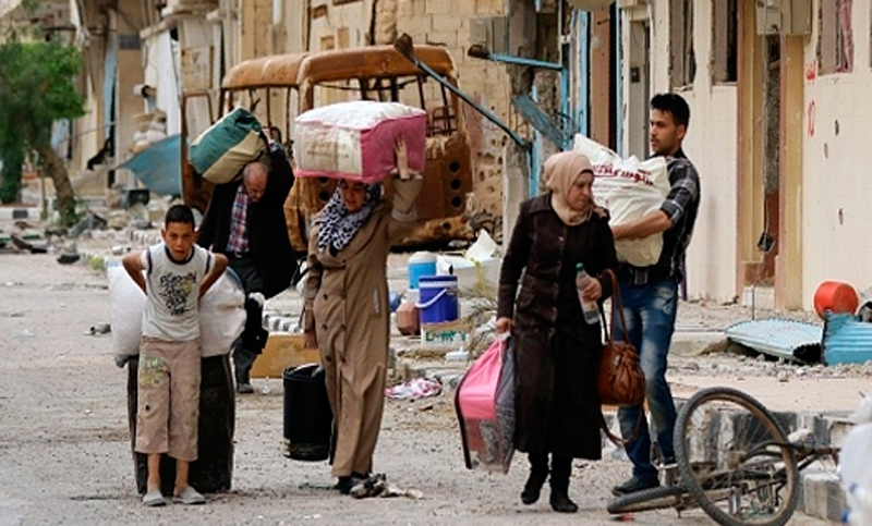 Familias intentan en Siria huir de los barrios sitiados de Alepo
