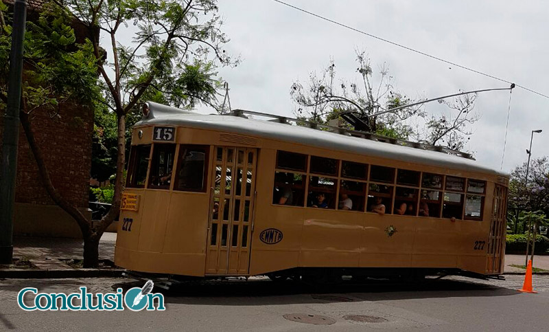 Pasajeros que quieren rememorar viejos tiempos, salen de paseo en tranvía                        