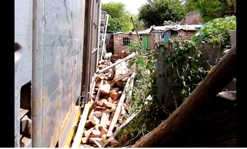 Un tren de carga descarriló y chocó contra al menos cuatro casas en Córdoba