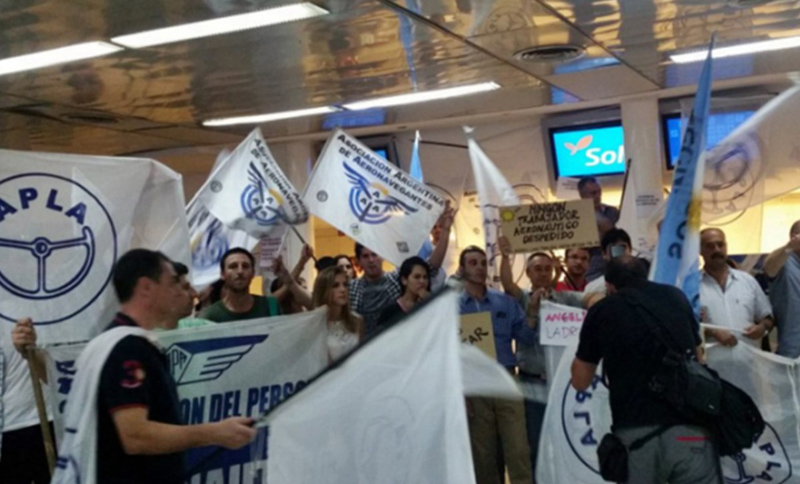 Aeronáuticos amenazan con afectar vuelos de Latam este viernes por un reclamo salarial