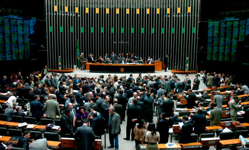 Un desprestigiado congreso de Brasil vota ajustes en medio de protestas