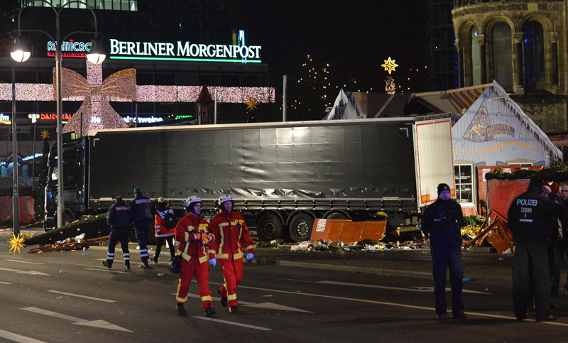 Doce muertos por un camión que chocó contra mercado navideño en Berlín