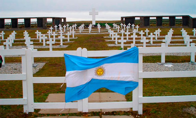 El gobierno inició negociaciones para la identificación de soldados sepultados en Malvinas