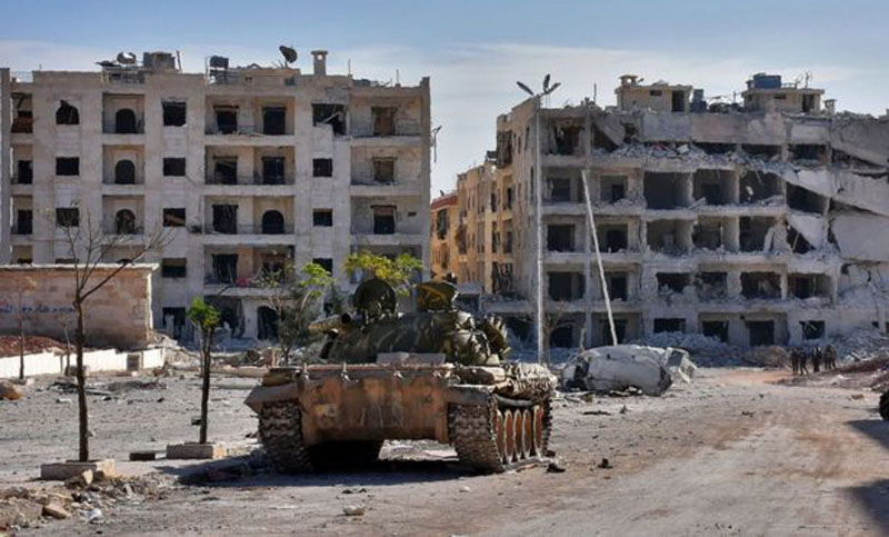 Siria redobla sus ataques y busca aislar a los rebeldes en Alepo