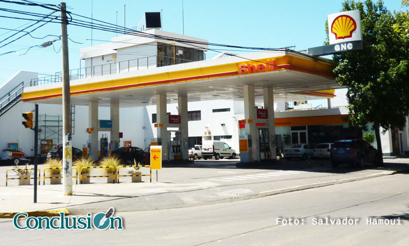 Buscan frenar la compra de estaciones de servicio de Shell por parte de YPF