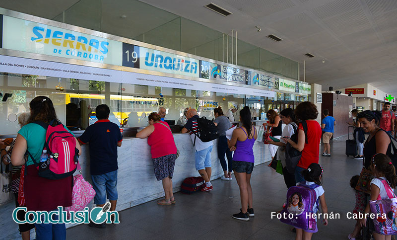Con gran demanda de pasajes arrancó la temporada en la Terminal de Ómnibus