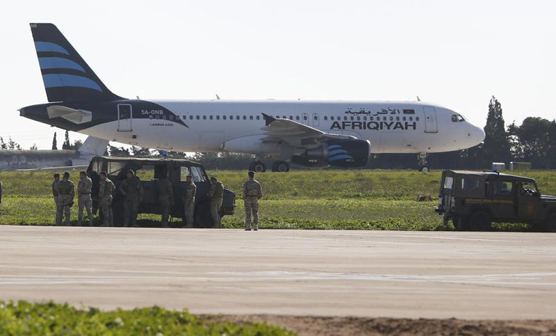 Avión secuestrado en Libia aterrizó en Malta: liberan a mujeres y niños