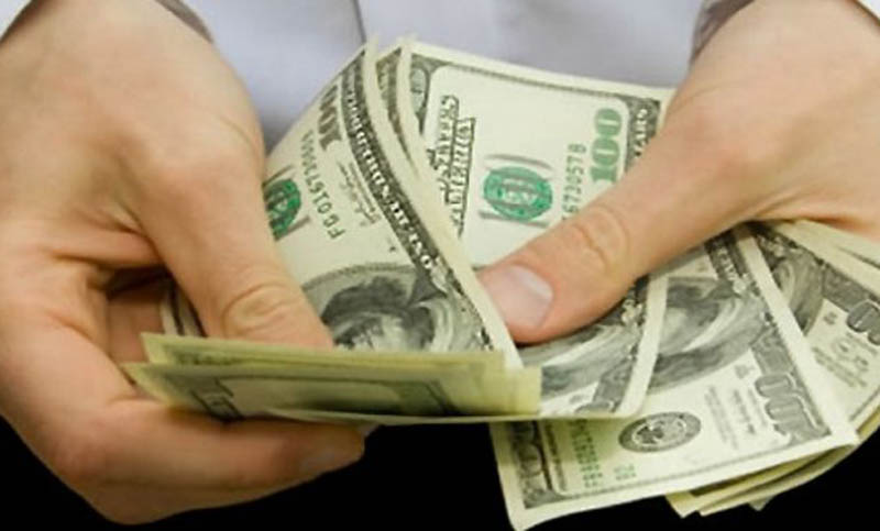 El dólar registró su tercera jornada en baja y cerró a $ 17,83