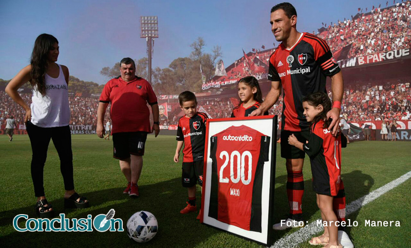 Maxi Rodríguez recibió una plaqueta por sus 200 partidos en la Lepra