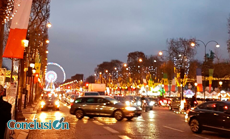 A pesar del atentado en Berlín, París se viste de luces navideñas