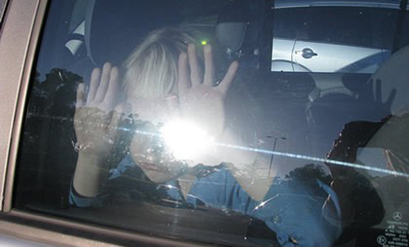 Pareja detenida por dejar a sus hijos encerrados en un auto para hacer compras