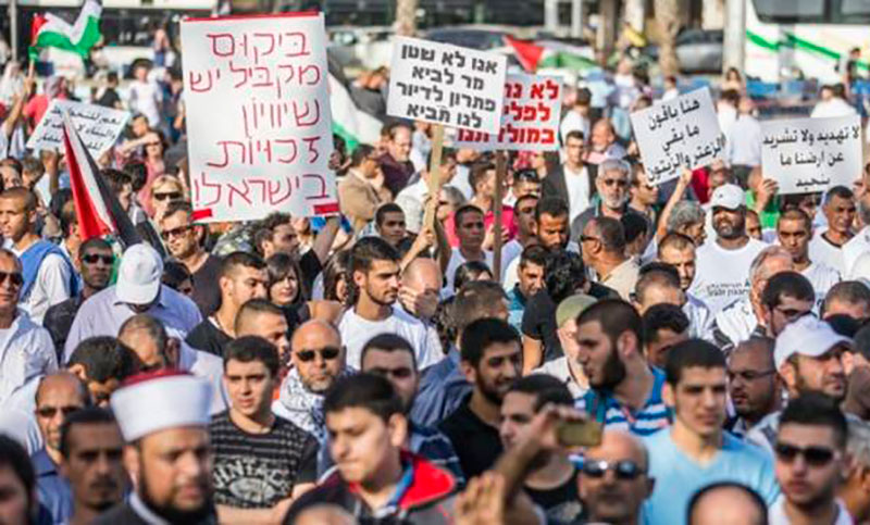 Miles de árabes israelíes protestan por demoliciones de viviendas