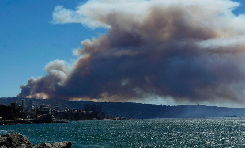 Gigantesco incendio afecta 100 casas en ciudad chilena de Valparaíso