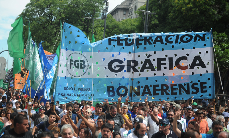 Masiva marcha en el centro porteño contra el cierre de la imprenta AGR-Clarín