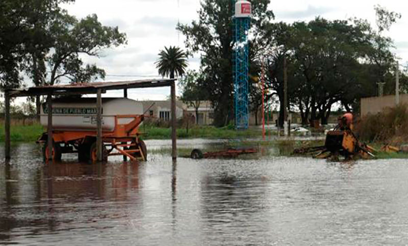 Por las inundaciones, anuncian el cierre de un pequeño pueblo tambero de Santa Fe