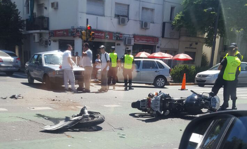 Motociclista herido tras colisionar contra un auto en pleno centro de la ciudad