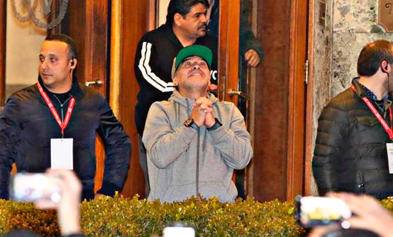 Maradona llegó a Nápoles y desató el furor en el sur italiano