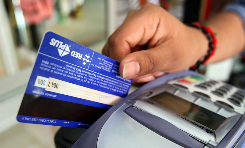 Gobierno oficializó nuevas normas en operaciones con tarjeta de crédito