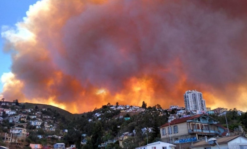 Chile: decretan alerta roja por gigantesco incendio forestal que ya destruyó 25 viviendas