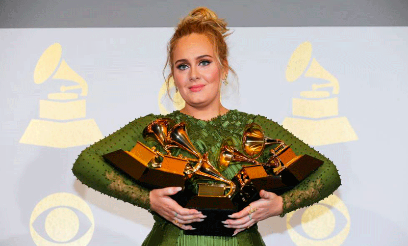 Adele arrasó en los Grammy con cinco premios, uno al mejor álbum del año