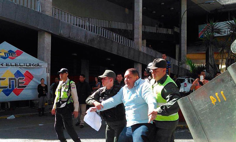 Diputados venezolanos chocan con la policía cuando exigían elecciones