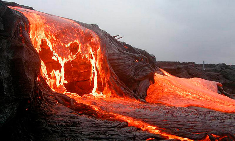 Impresionante chorro de lava que estalla al caer al mar en Hawaii