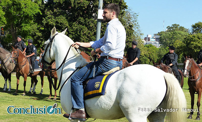 Pullaro entregó equinos para la policía montada de la Unidad Regional II