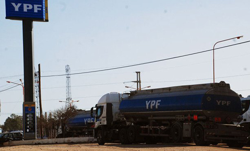 Camioneros paran el transporte de combustibles de YPF en Neuquén