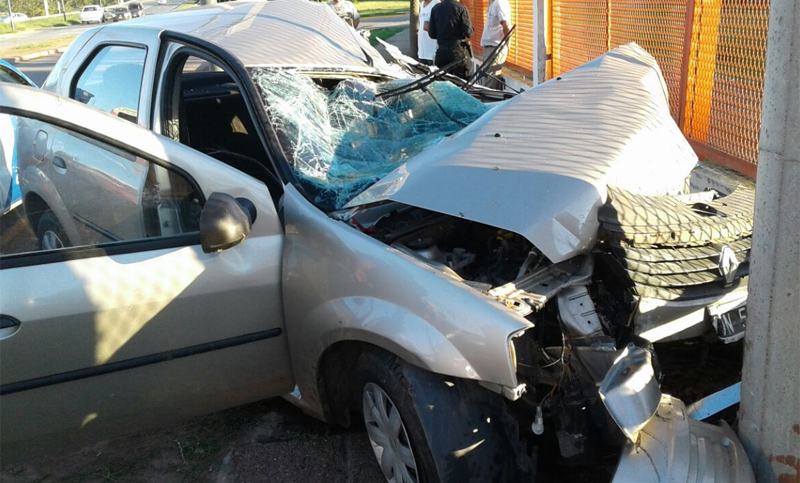 Terrible choque: un auto y un camión se incrustaron contra una columna