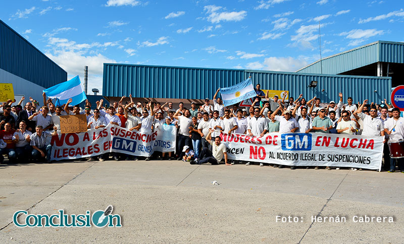 Trabajadores de General Motors protestaron en la puerta contra las suspensiones