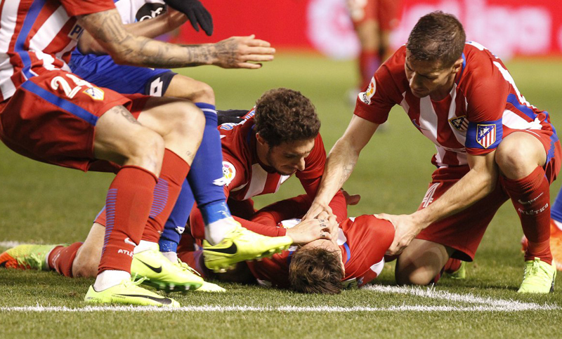 Atlético Madrid empató y Torres sufrió un fuerte golpe en la cabeza